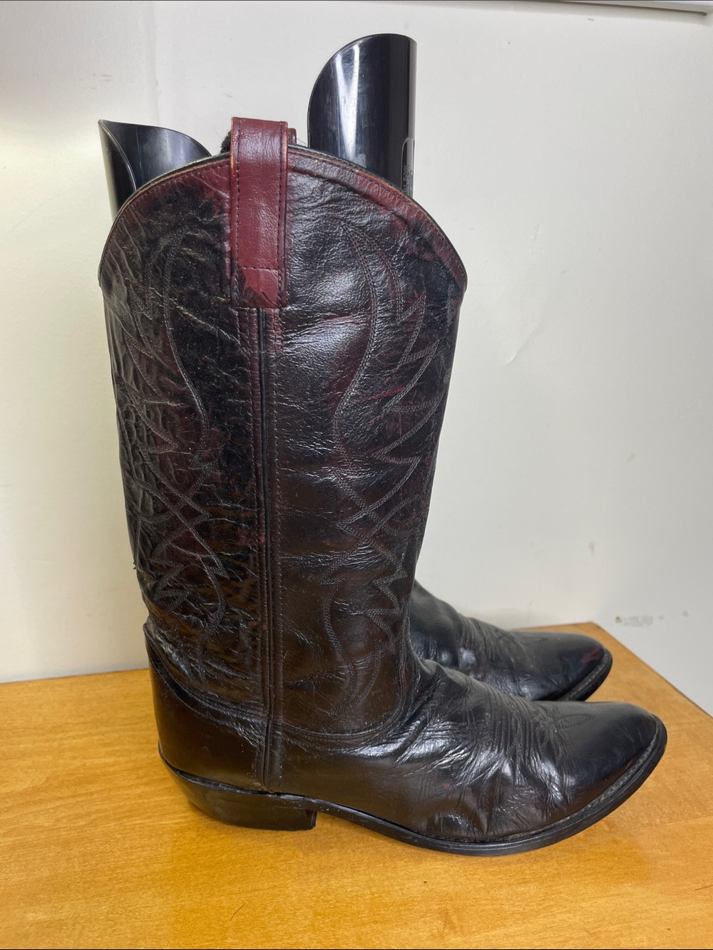 Tony Lama Black Leather Cowboy Boots with Burgundy Accents. Size 10D